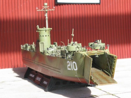 1-144 LSM-210 Landing Craft Revell model  (11).JPG