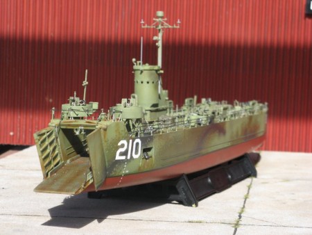 1-144 LSM-210 Landing Craft Revell model  (12).JPG